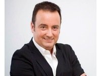 11.06.15 JAVIER MORO regresa con la novela 'A flor de piel'