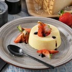 Pudin salado de queso Grana Padano, con fresas y vinagre balsámico