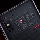 Xiaomi Mi 8 Pro con su carcasa transparente atrae miradas por fuera y por dentro