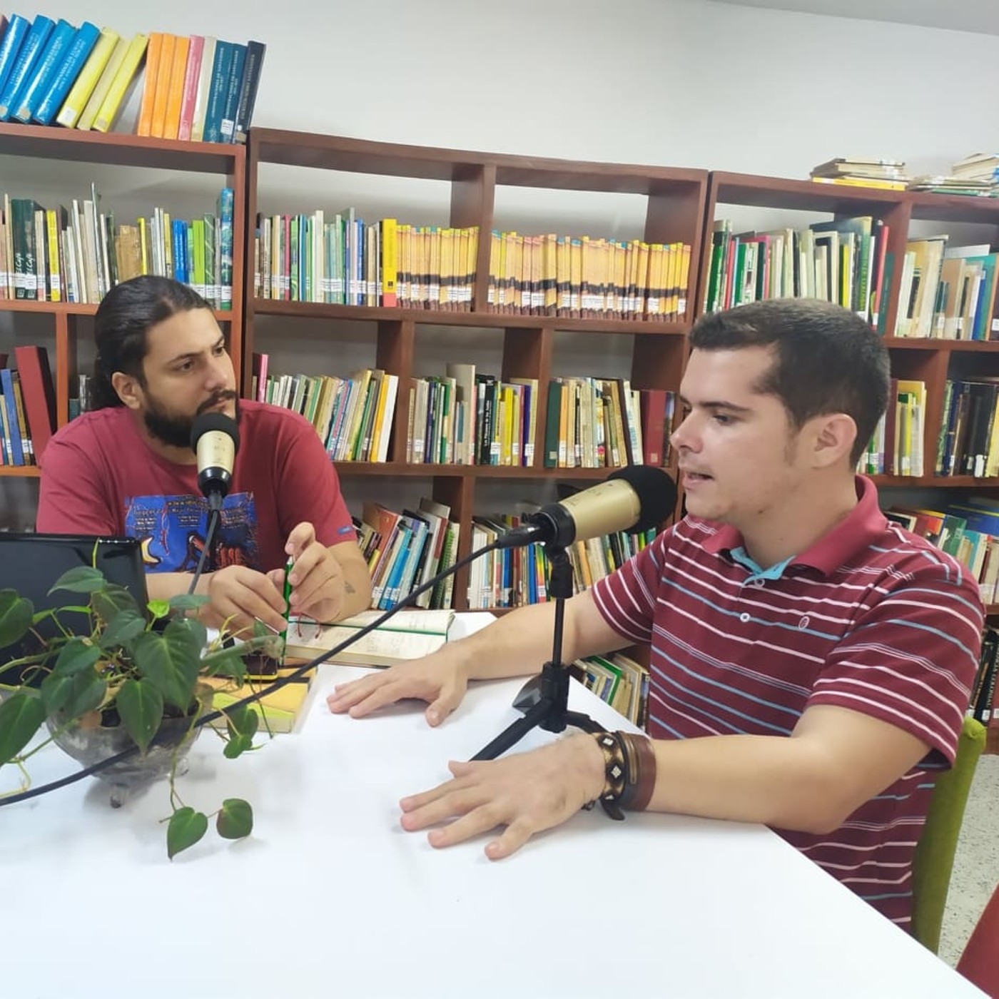 Voces Del Más Acá