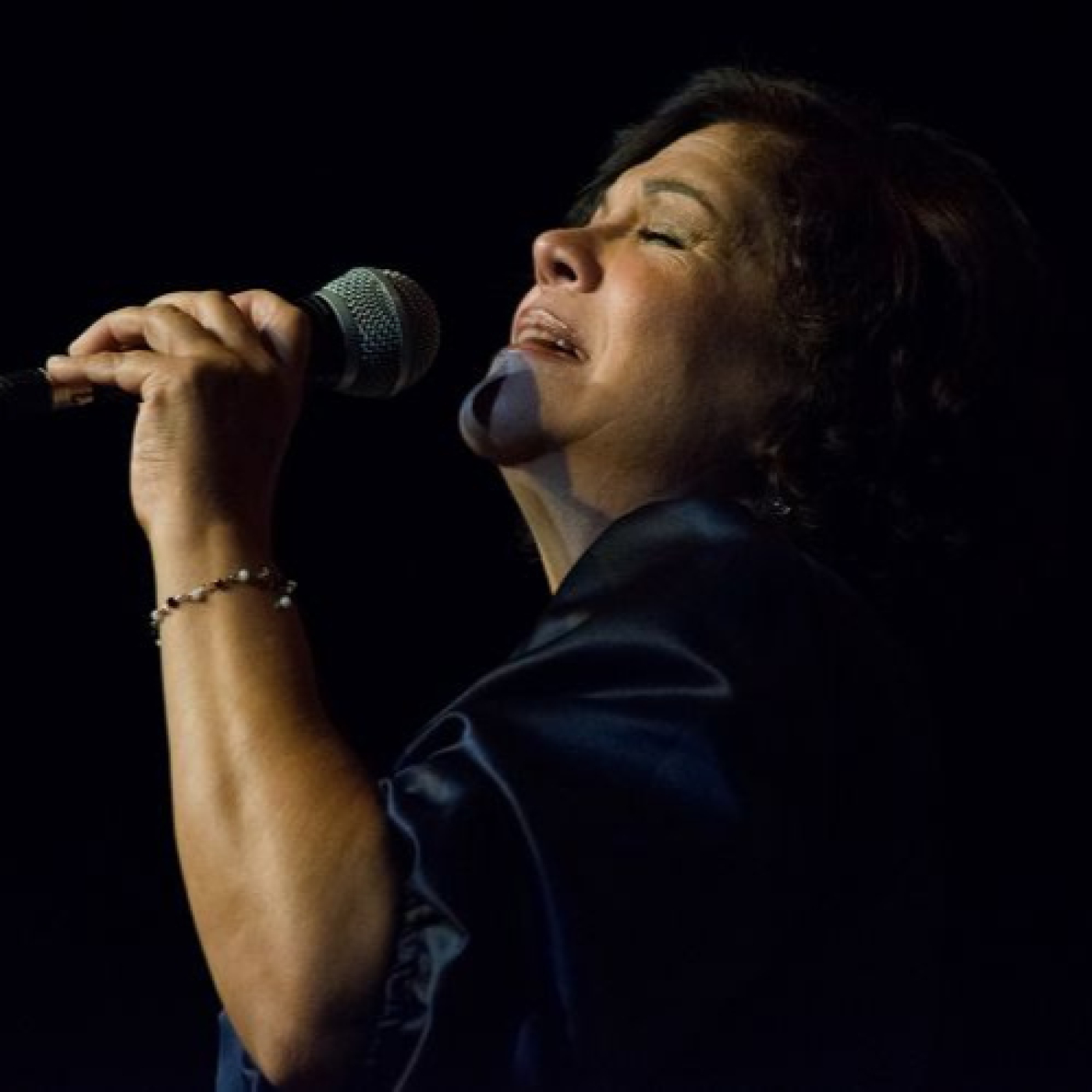 Ivette Cepeda enamoró corazones en Bayamo con su disco País