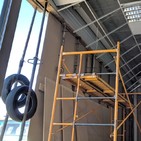 El vent destrossa la vidriera i les plaques del sostre d'Autos Pellicer