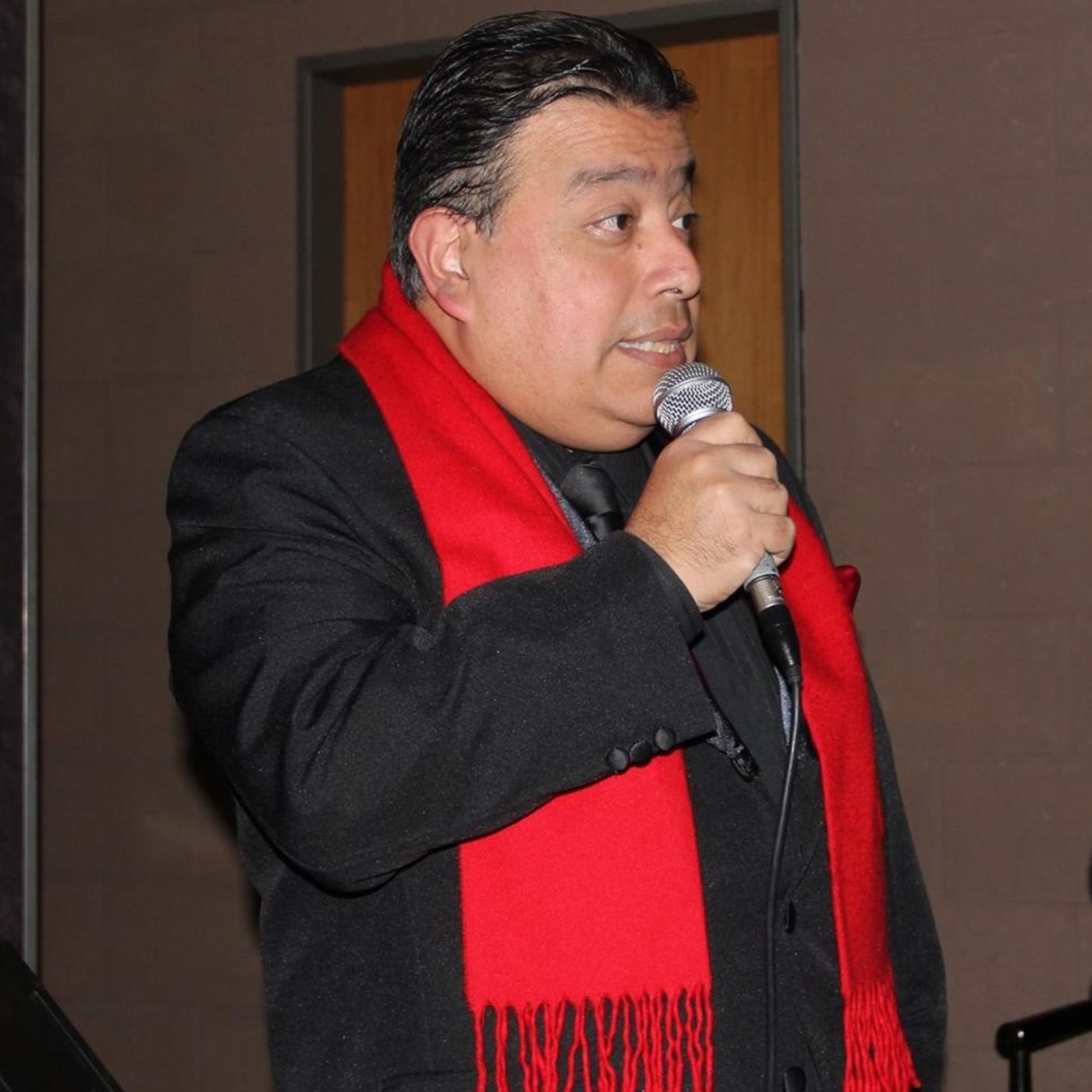 Guillermo Albarado canta