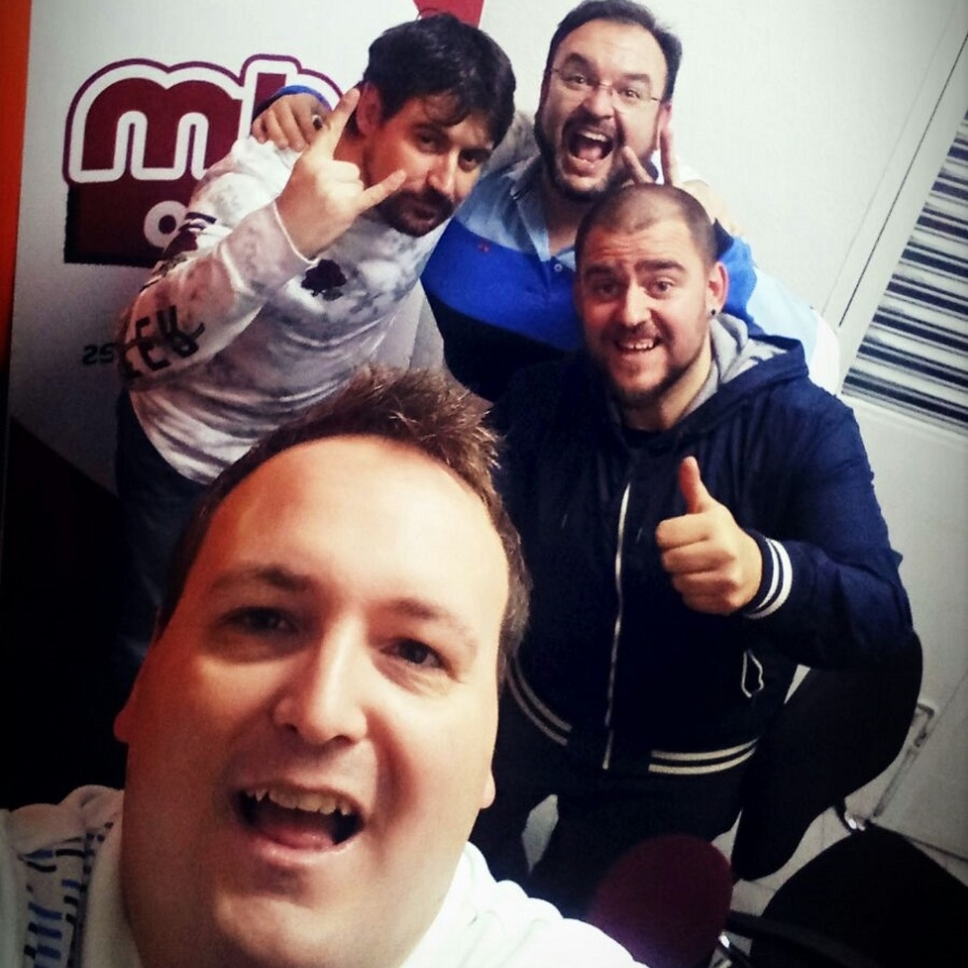 En Menuda HORA: ( En EDM Radio)