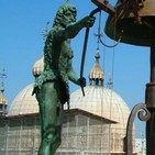 ¿Estatuas de guanches en el reloj de la Plaza de San Marcos en Venecia'