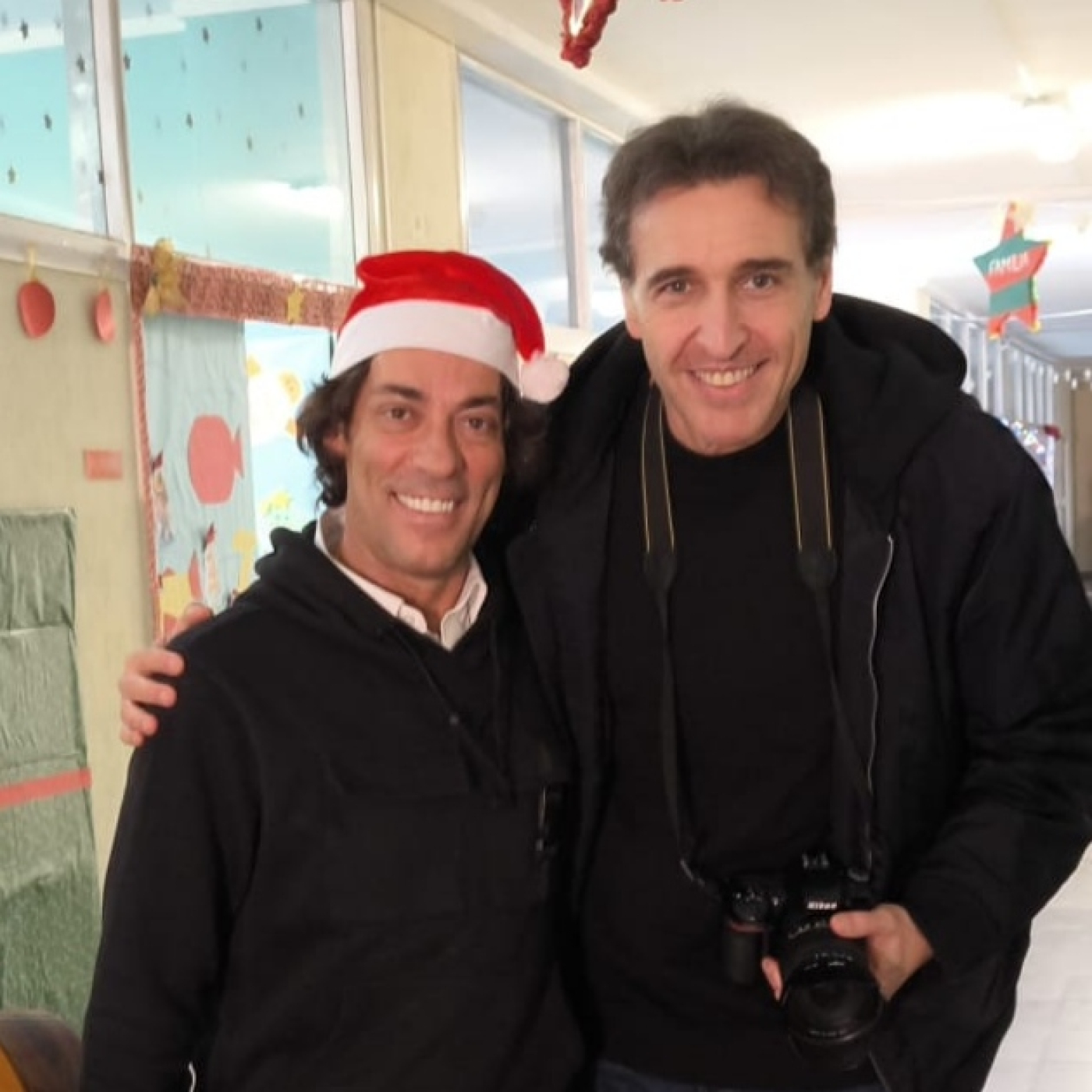 Óscar Quijano, componente del trio Café Quijano, graba un videoclip navideño en el colegio Virgen de la Peña de Bembibre episode artwork