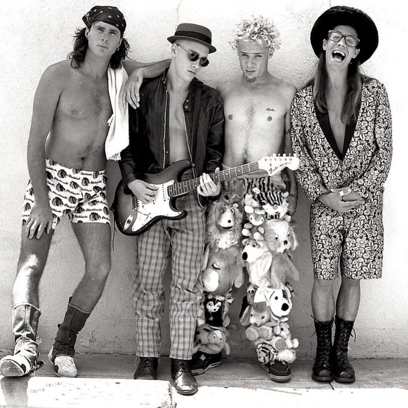 Los Red Hot Chili Peppers se distancian del nuevo documental de Netflix. episode artwork