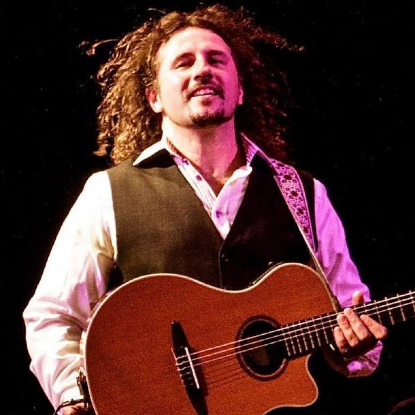 Guillermo Albarado canta