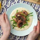 Pulpo sobre crema de patatas con grana padano