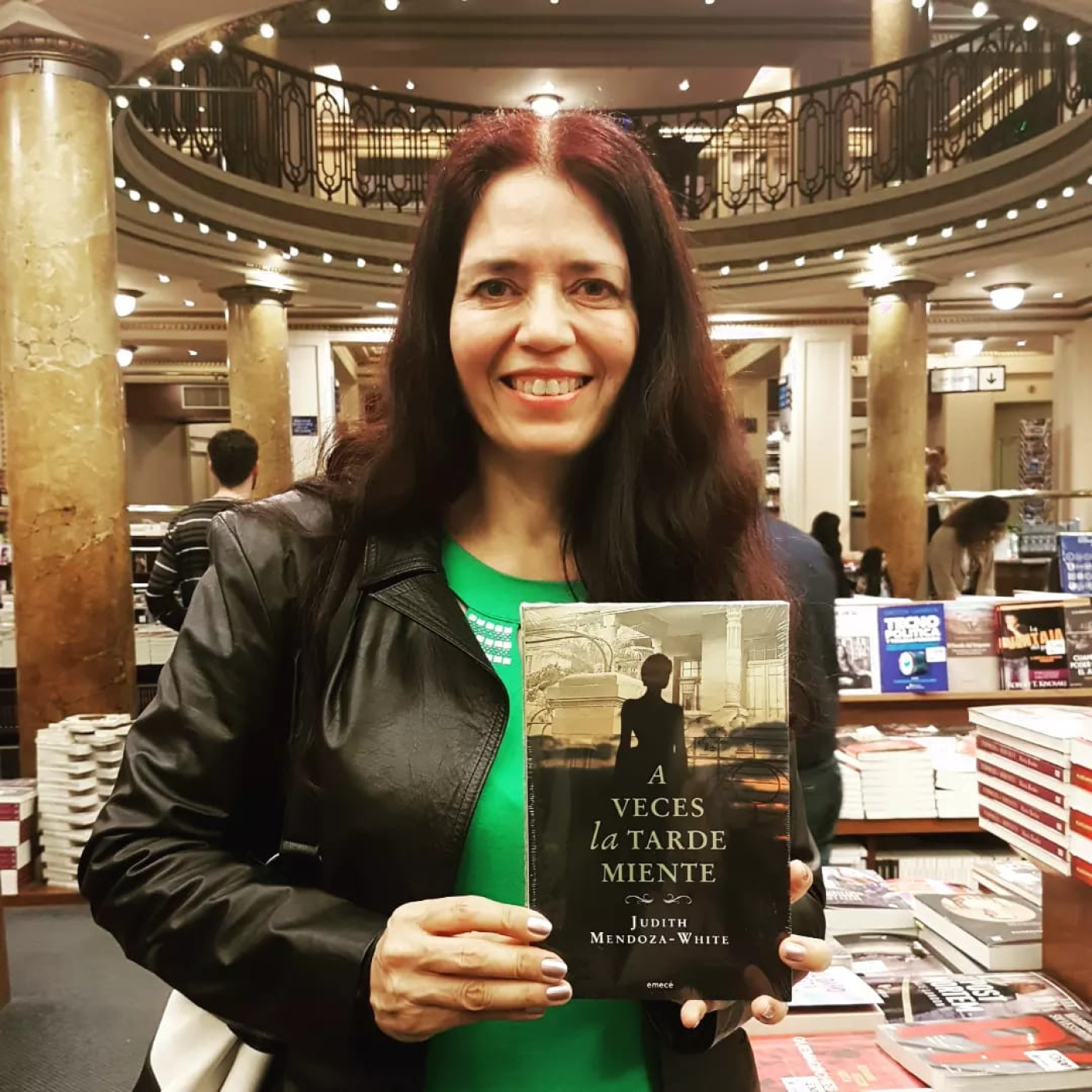 Judith Mendoza White @JMendozaWhite (Escritora bilingüe, Autora de "A Veces La Tarde Miente") Buenas Razones