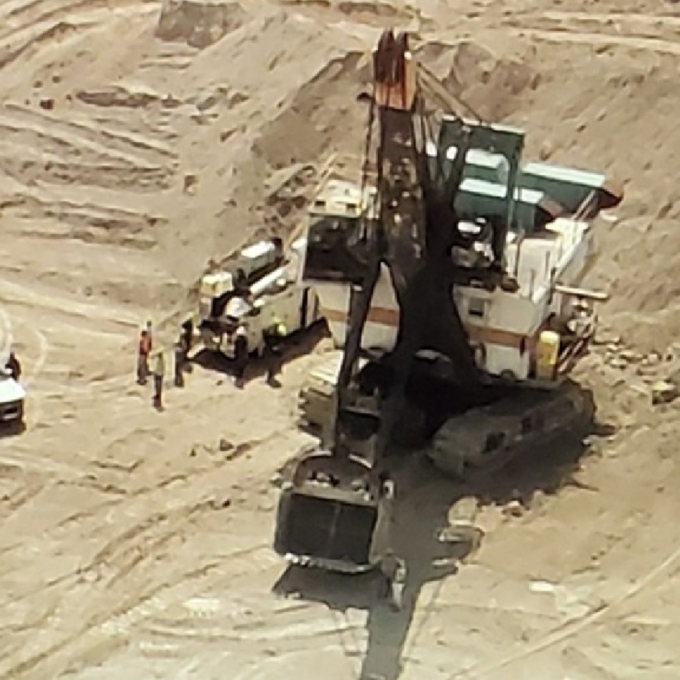 Un trabajador recibe descarga eléctrica mientras usaba una excavadora episode artwork