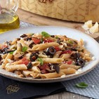 Pasta pluma con berenjenas, aceitunas negras, tomate fresco, albahaca y grana padano riserva