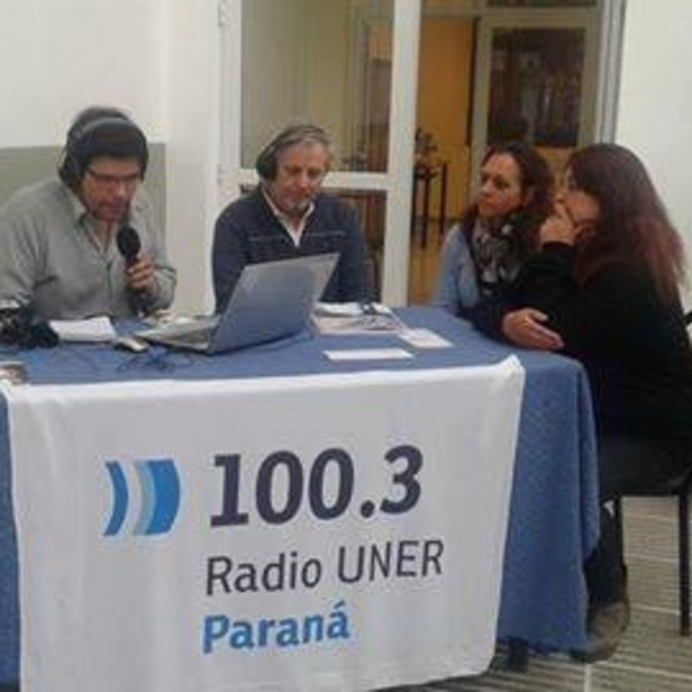 A TRES BANDAS