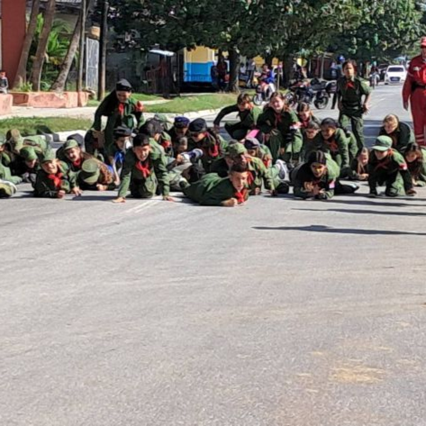 Pioneros realizaron tomas simbólicas en homenaje a la Batalla de Santa Clara en su aniversario