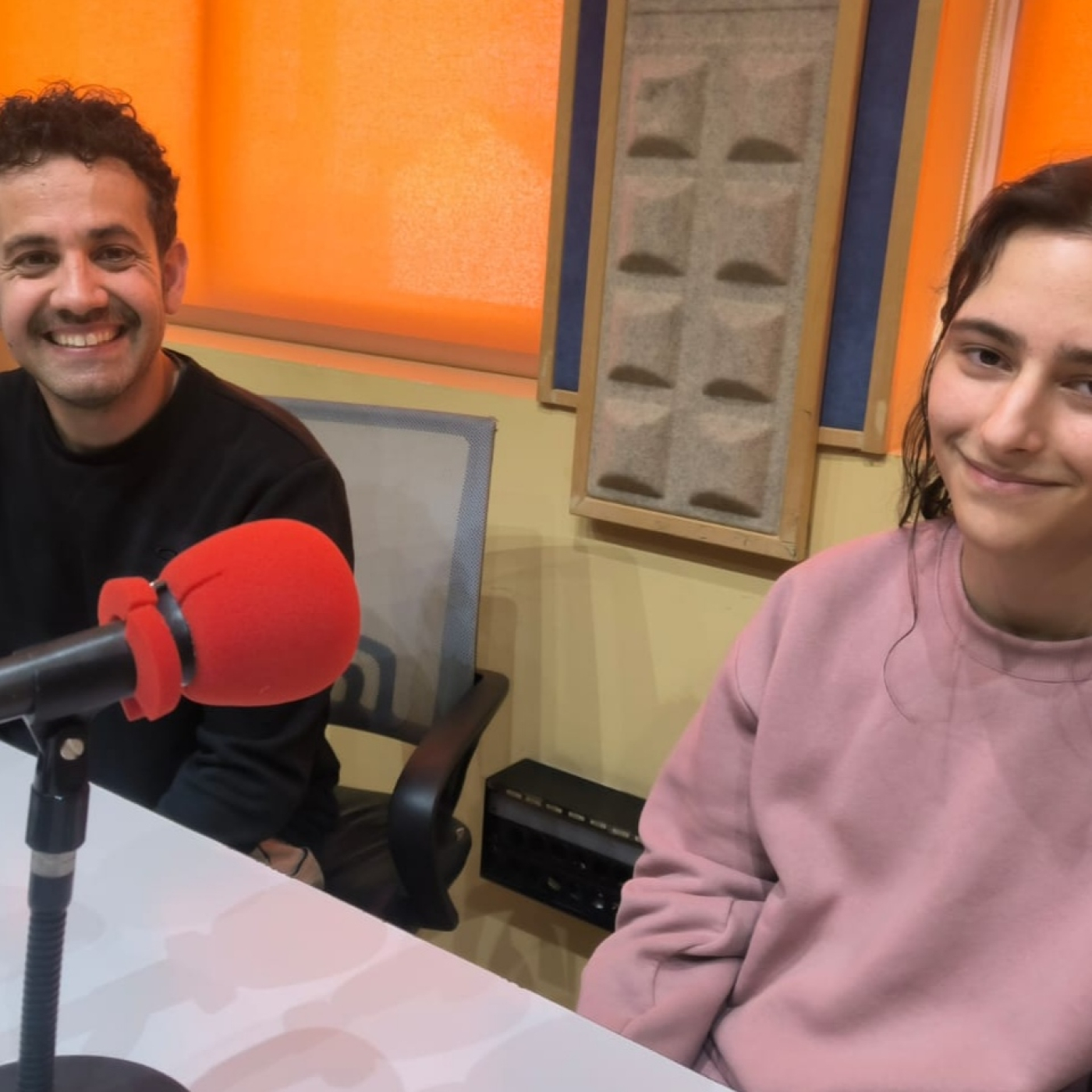 José Ignacio, es profesor del IES Señor de Bembibre, Aitana, Gustavo y Rubén son alumnos y hablamos de química