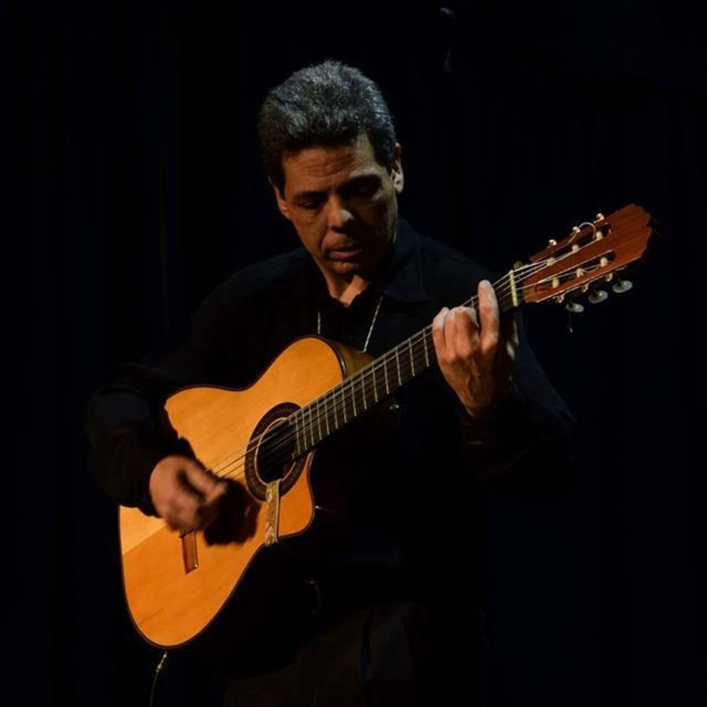 Guillermo Albarado canta