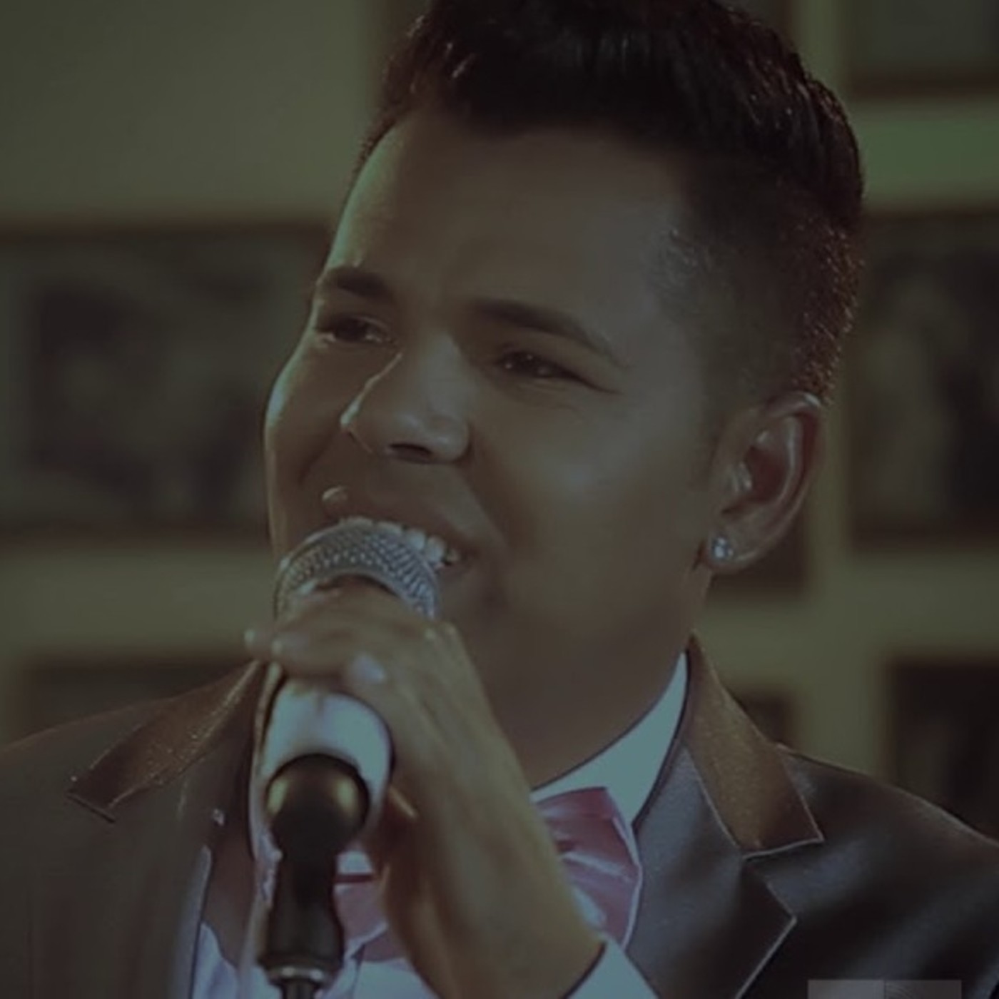 Dos jóvenes y la música