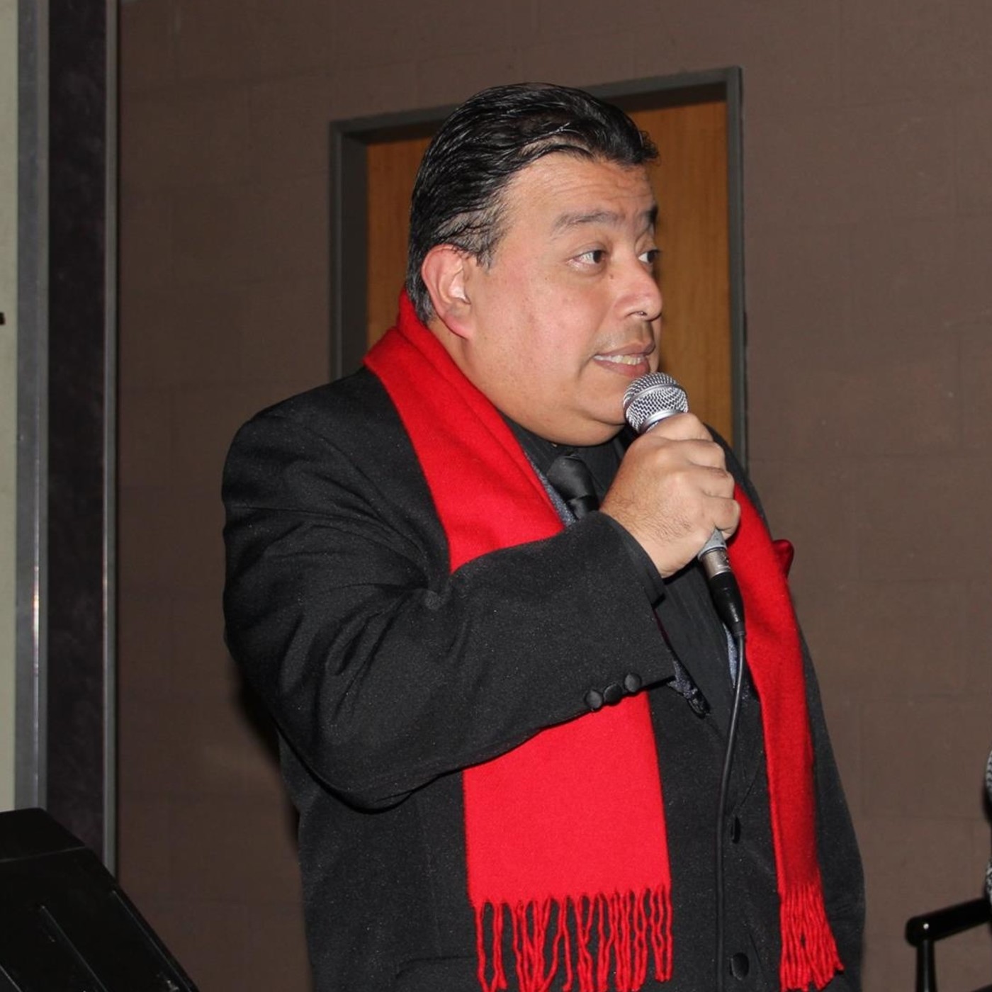 Guillermo Albarado canta
