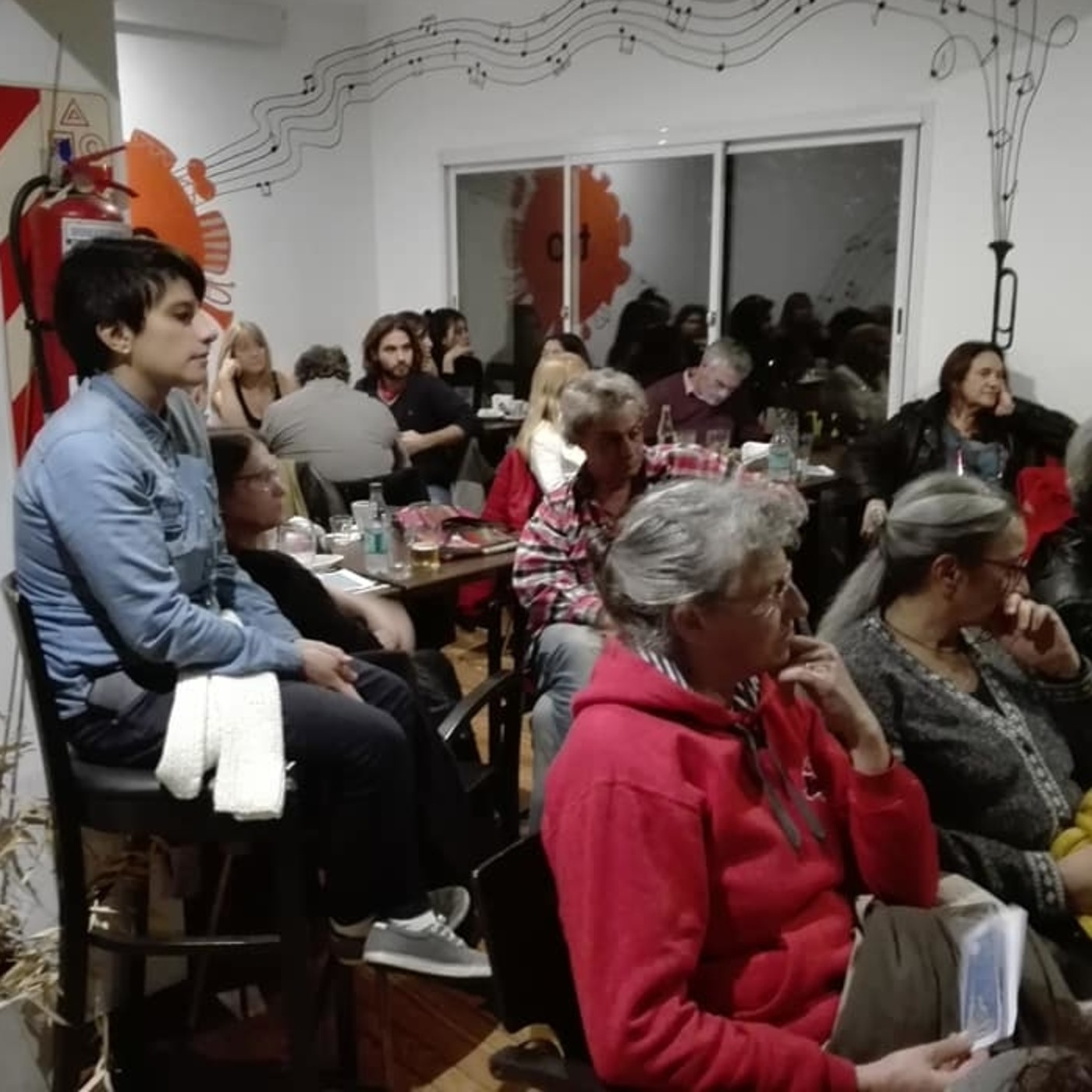 Tardes con poetas ciclo mensual de Carlos Morteo
