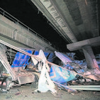 Greu un camioner en caure per un pont de l'AP-7 a Castelló