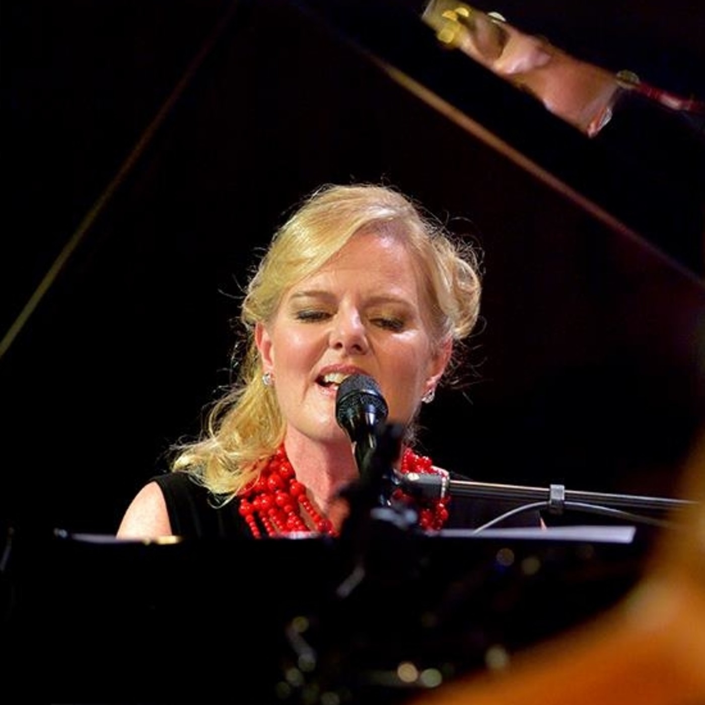 Carol Welsman en Dr. Smooth #150 junto a Héctor Mansur episode artwork