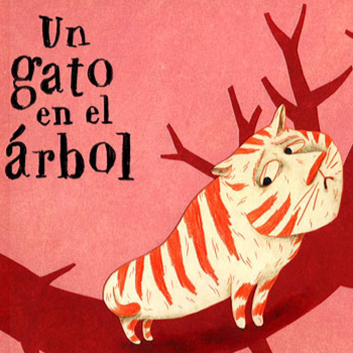 Un gato en el árbol
