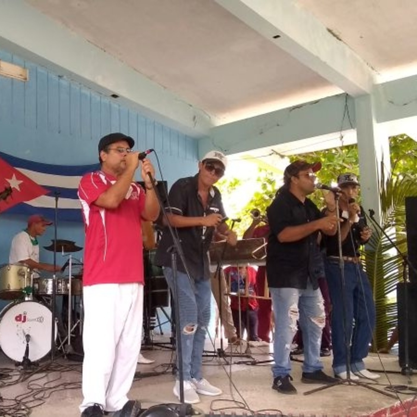 La música de Son Caliente alegra a los calixteños episode artwork