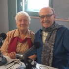 Un anglès, professor d'universitat al Canadà, fent un treball sobre la Xina, a Sant Joan de les Abadesses