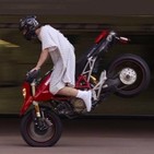 T01E04. Motos rojas, amarillas y rosas