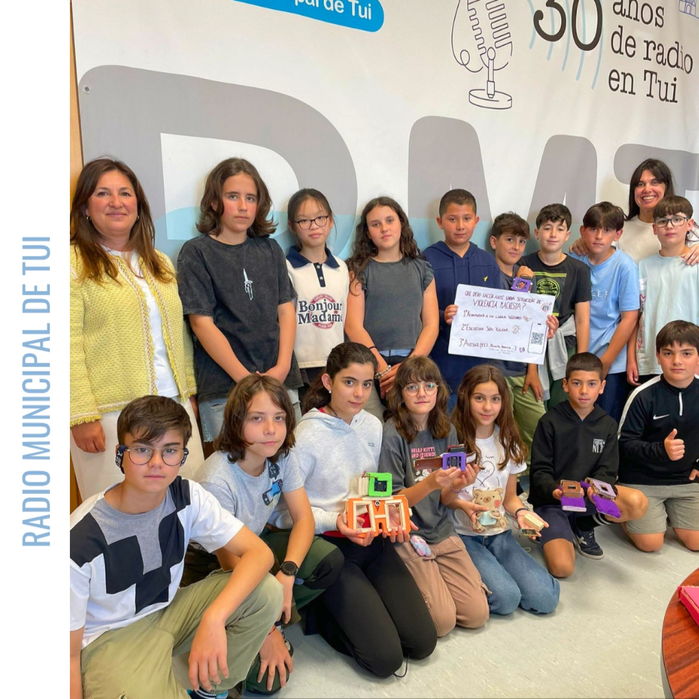 Ent. Alumnado e directora do CEIP Nº1 de Tui, e Ana Núñez, concelleira de Igualdade | Puntos violeta en Tui episode artwork