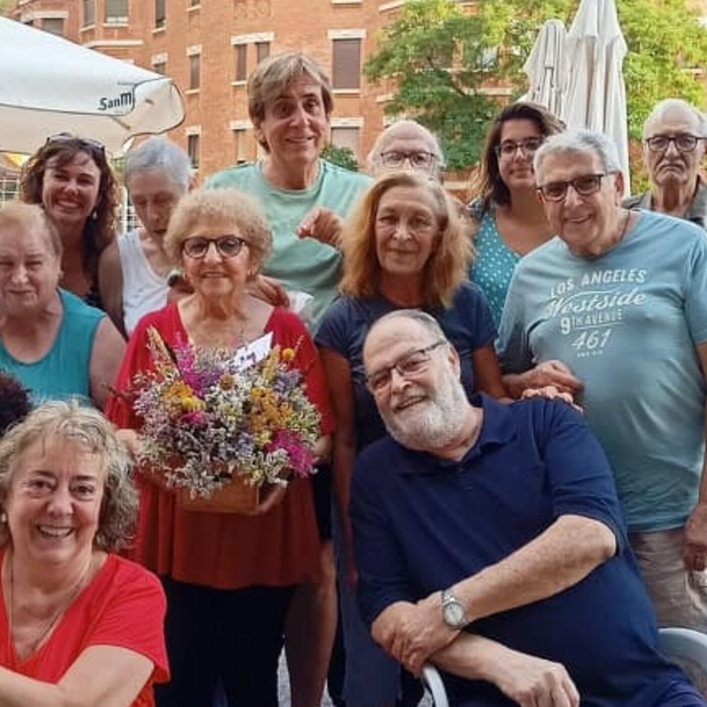 Actividad de radio con personas mayores