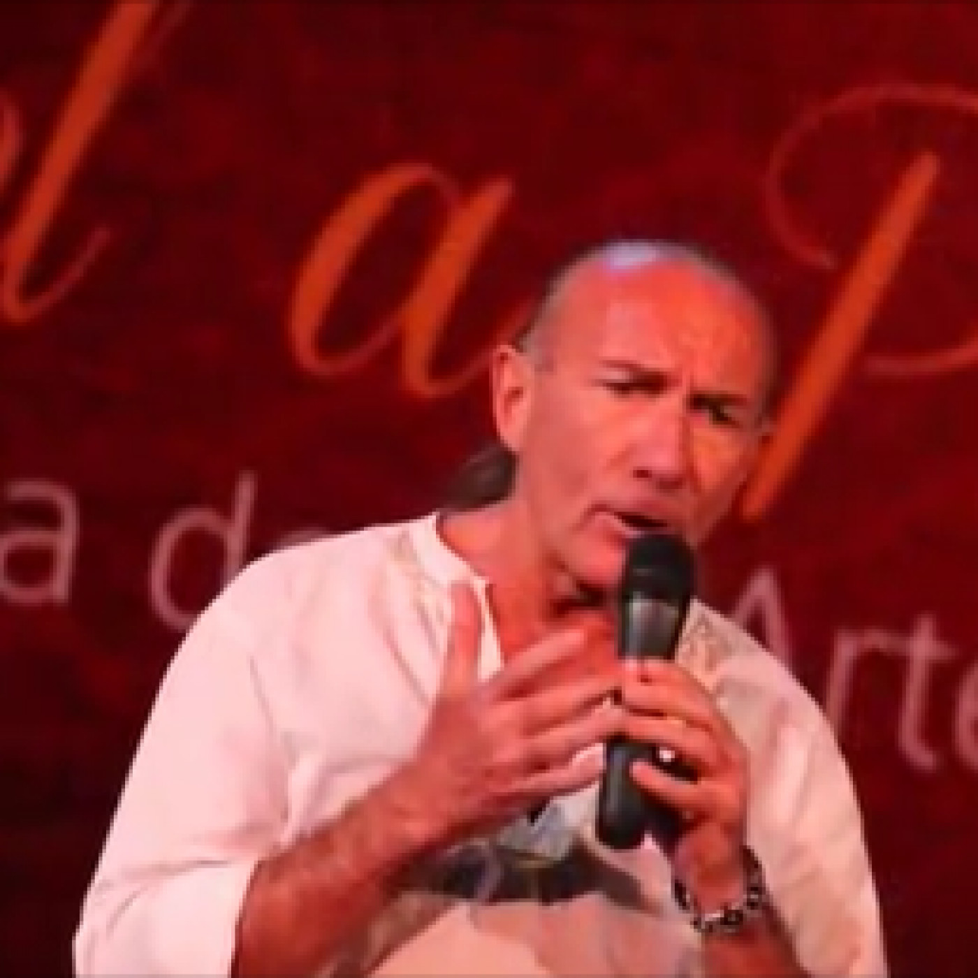 Guillermo Albarado canta