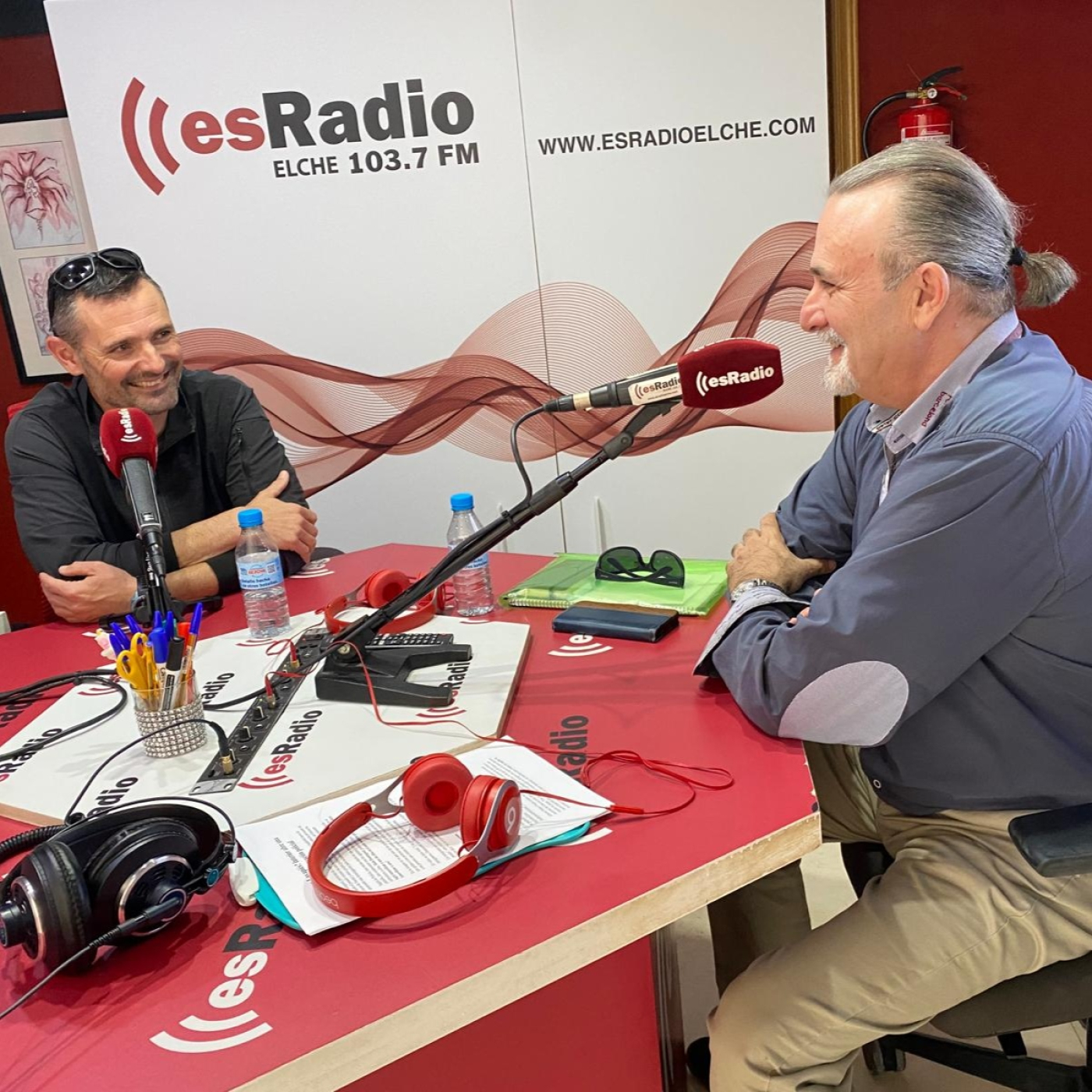 "Hay que concienciar a las personas mayores de que aunque tengan prioridad establezcan contacto visual". episode artwork