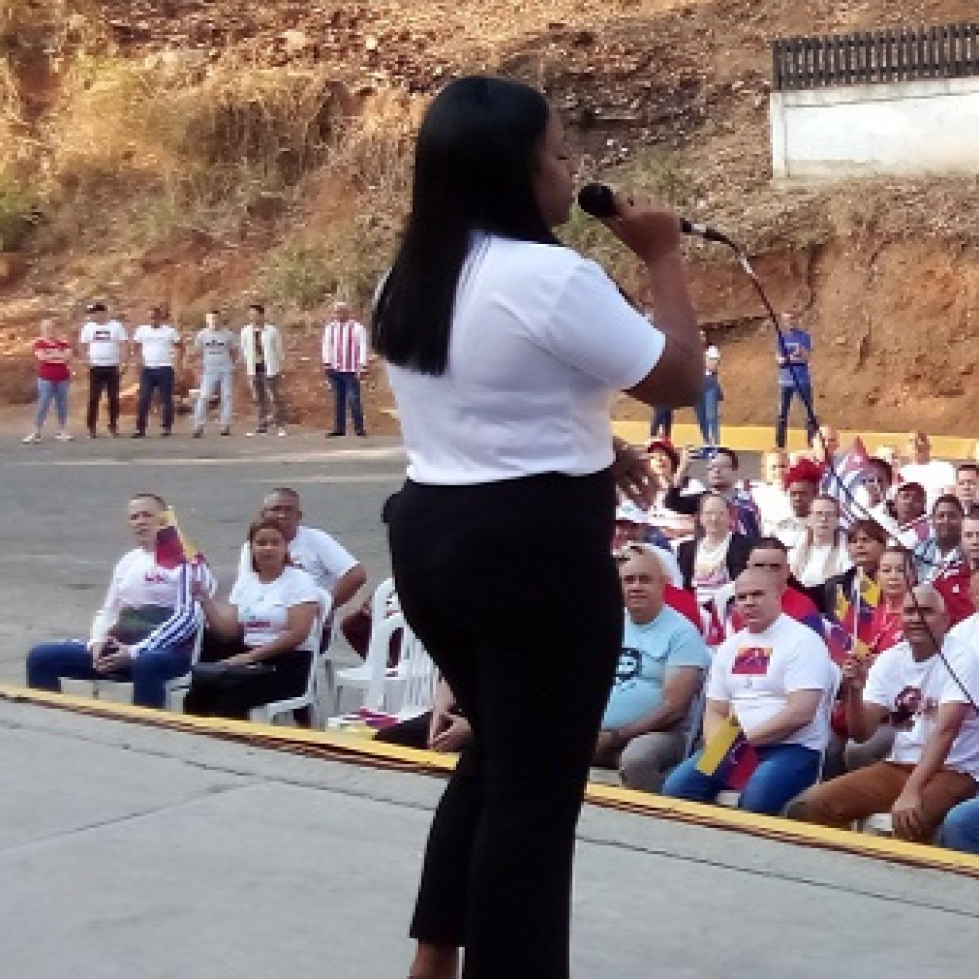 Edith, la Doctora que canta, con el corazón de dos pueblos