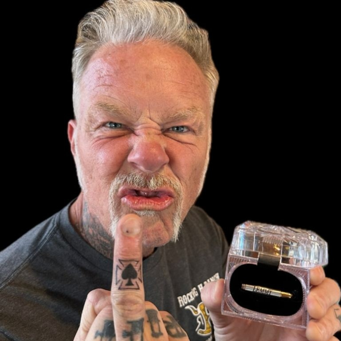 El cantante de Metallica, James Hetfield, se tatúa el dedo medio con las cenizas de Lemmy Kilmister (Motorhead) episode artwork