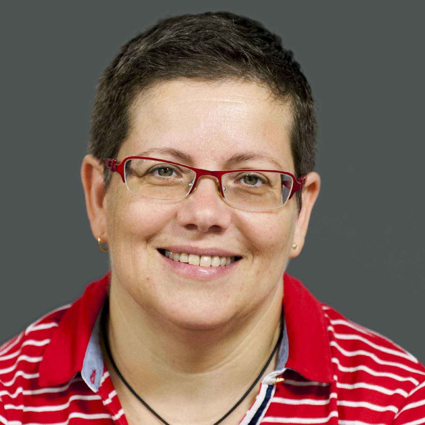 Entrevista: diputada de Igualdad y Deporte Isabel García se entera de discriminación de niños sin papeles en en deporte episode artwork