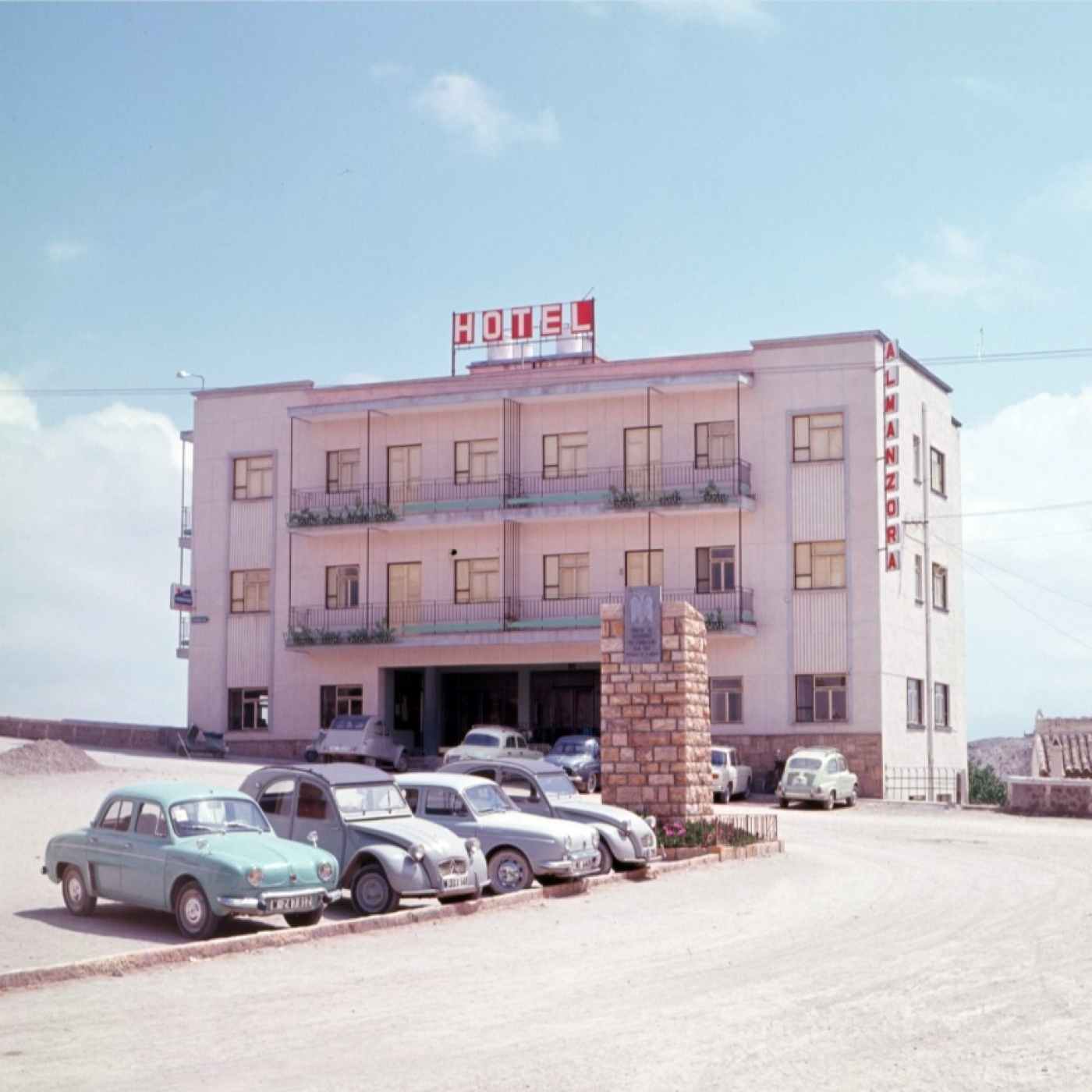 60 años del Hotel Almanzora: El refugio de lujo que desafió a la riada en Albox y que dejó numerosas anécdotas episode artwork