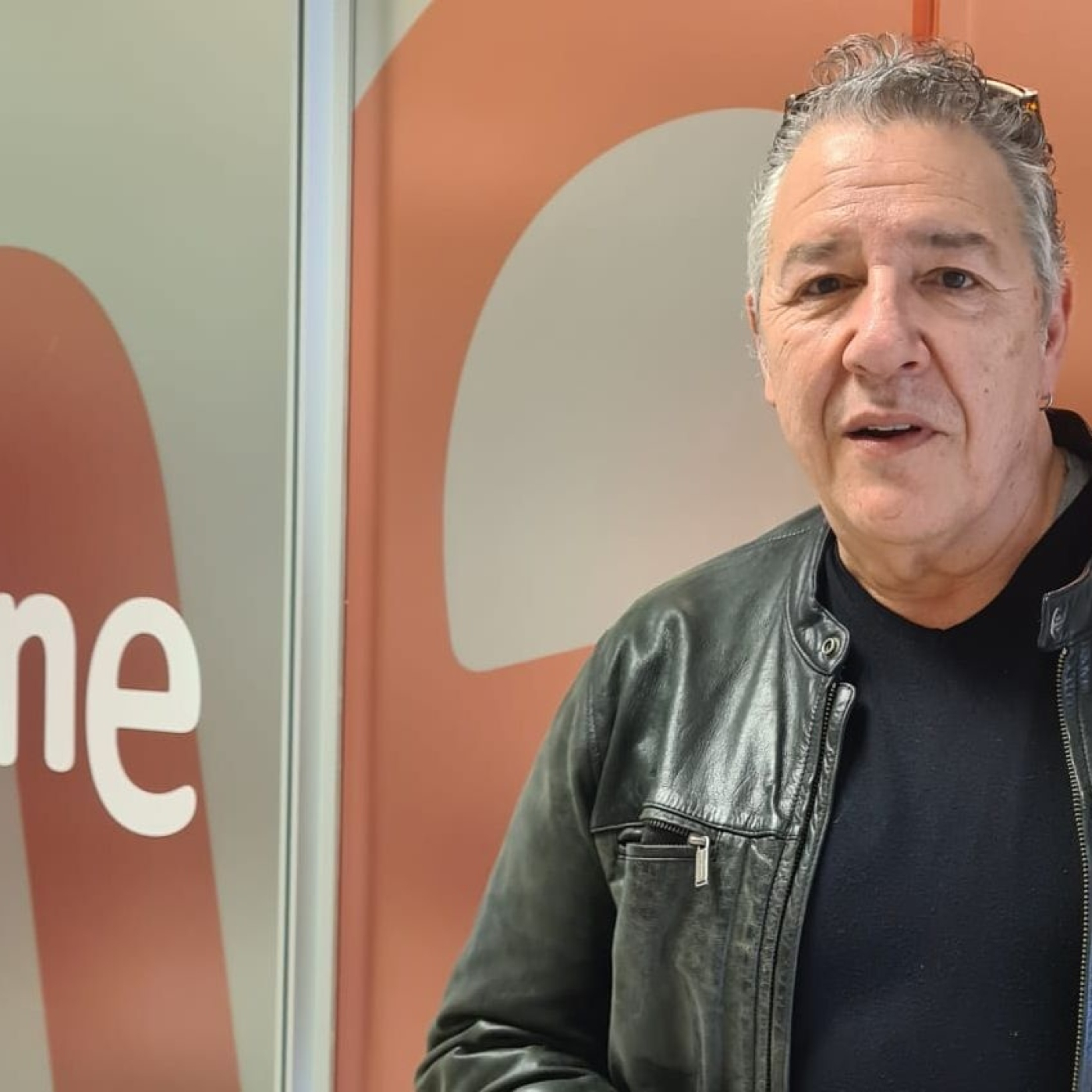 Entrevista a Carlos Goñi (Revólver) en Las Mañanas de RNE (27-04-2026) episode artwork