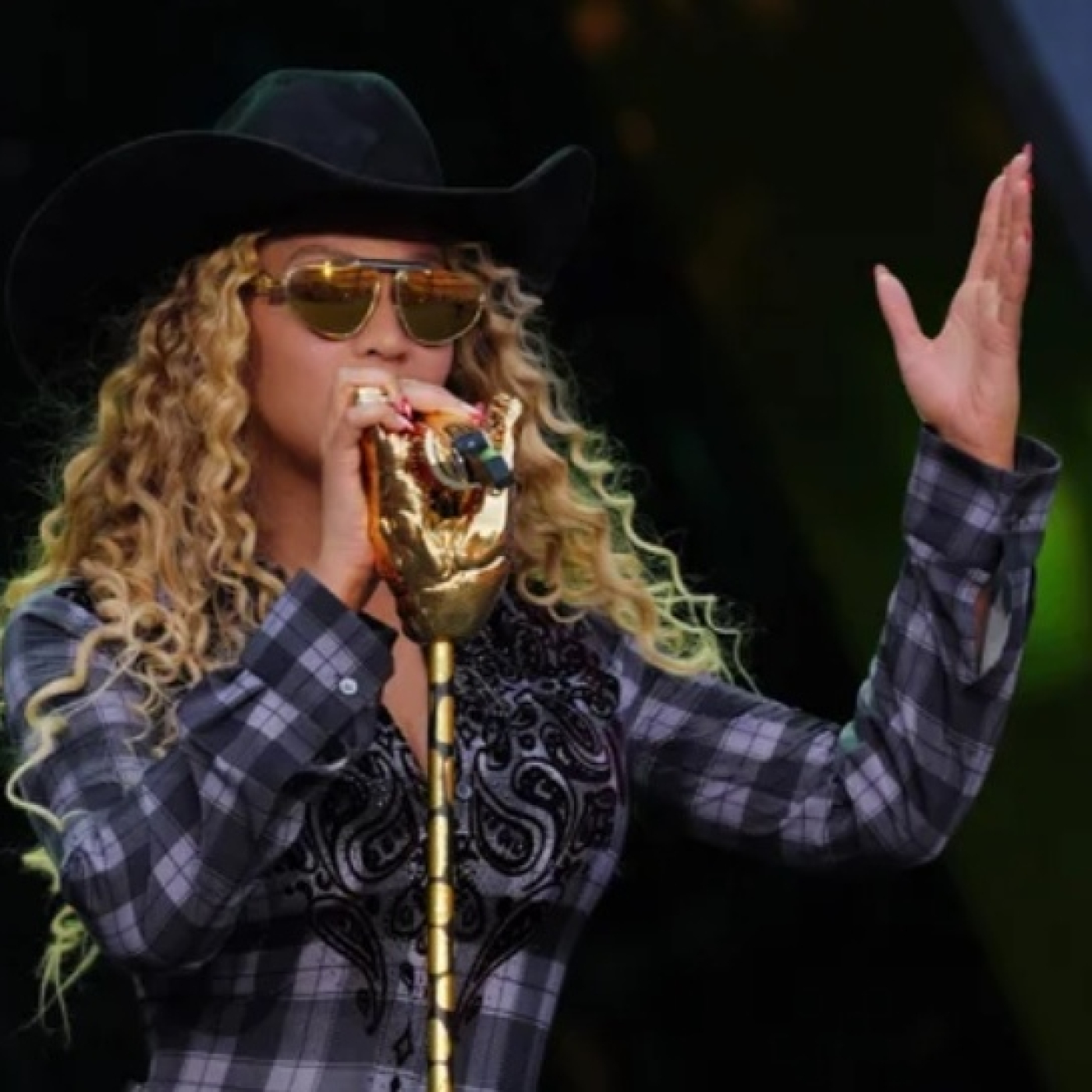 Beyoncé alcanza el estatus de multimillonaria episode artwork