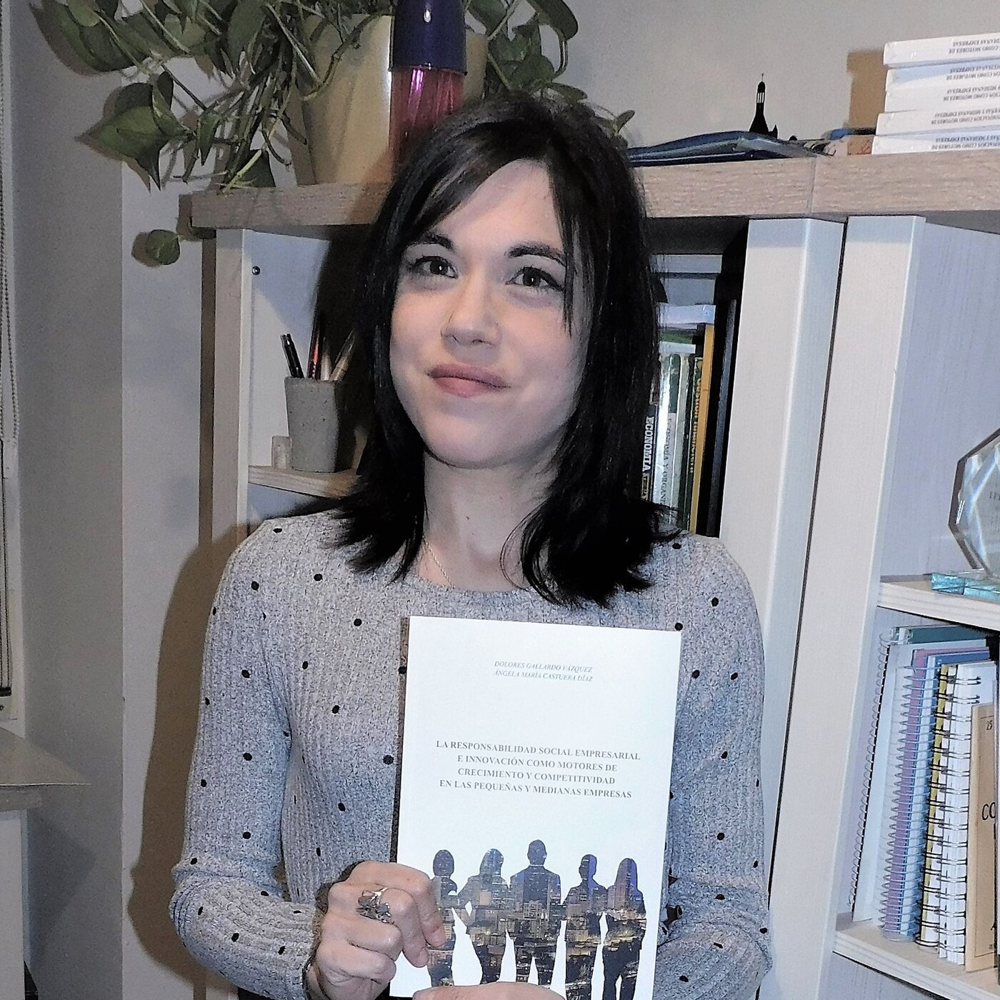 La miajadeña Ángela Castuera habla en Radio Miajadas de su libro sobre responsabilidad social empresarial e innovación episode artwork