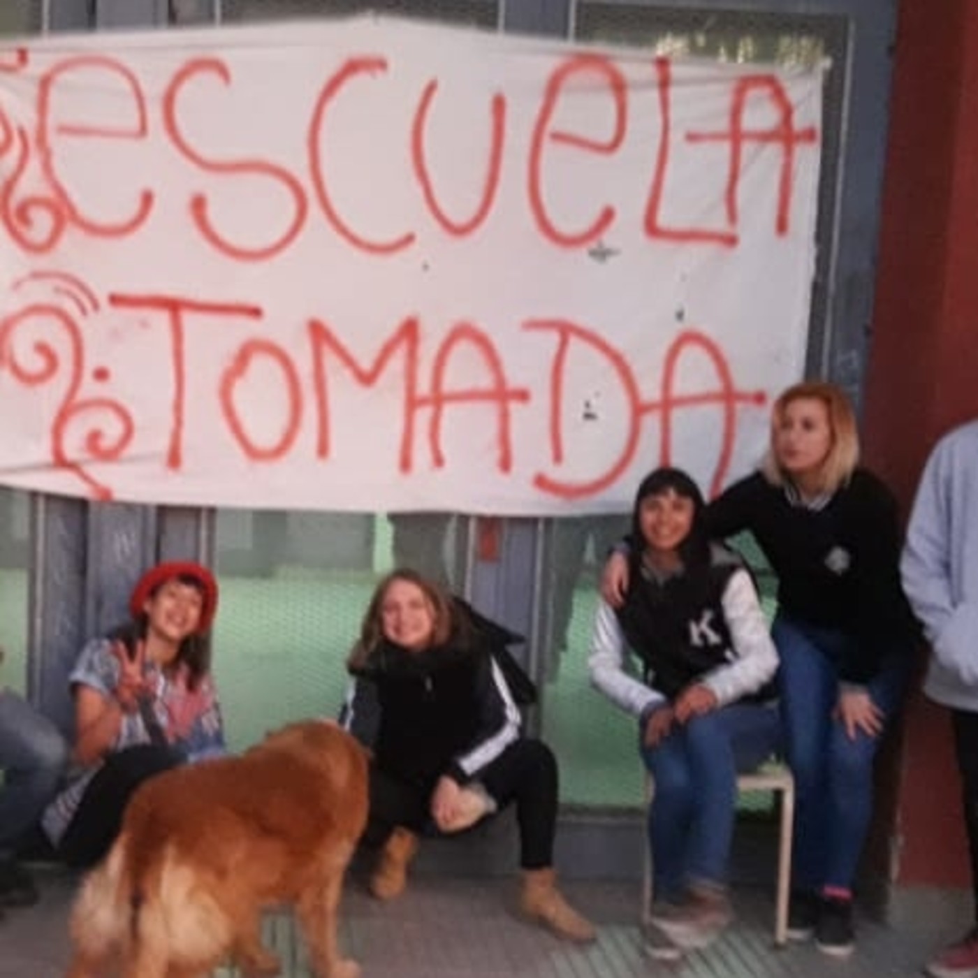 Desde el día de ayer la EES15 se encuentra tomada por lxs estudiantes episode artwork