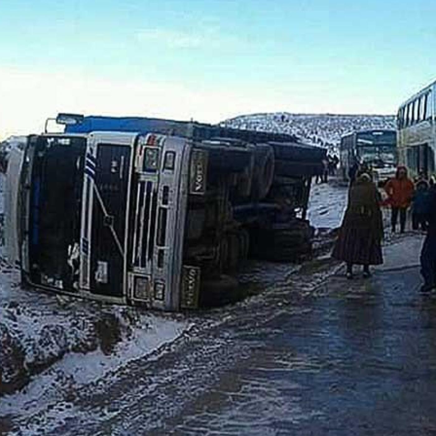 Piden precaución a los transportistas que circulan por los Yungas ante las nevadas episode artwork