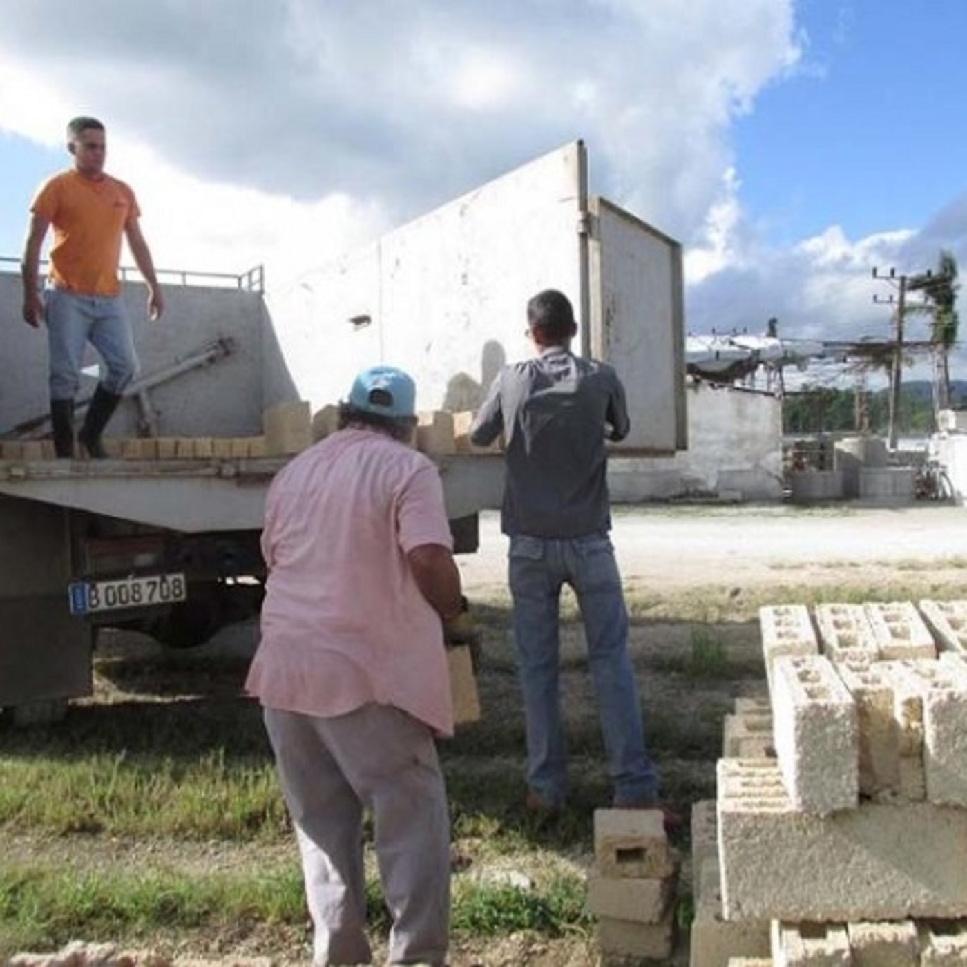 Brigada de mantenimiento y construcción en beneficio de la sociedad episode artwork