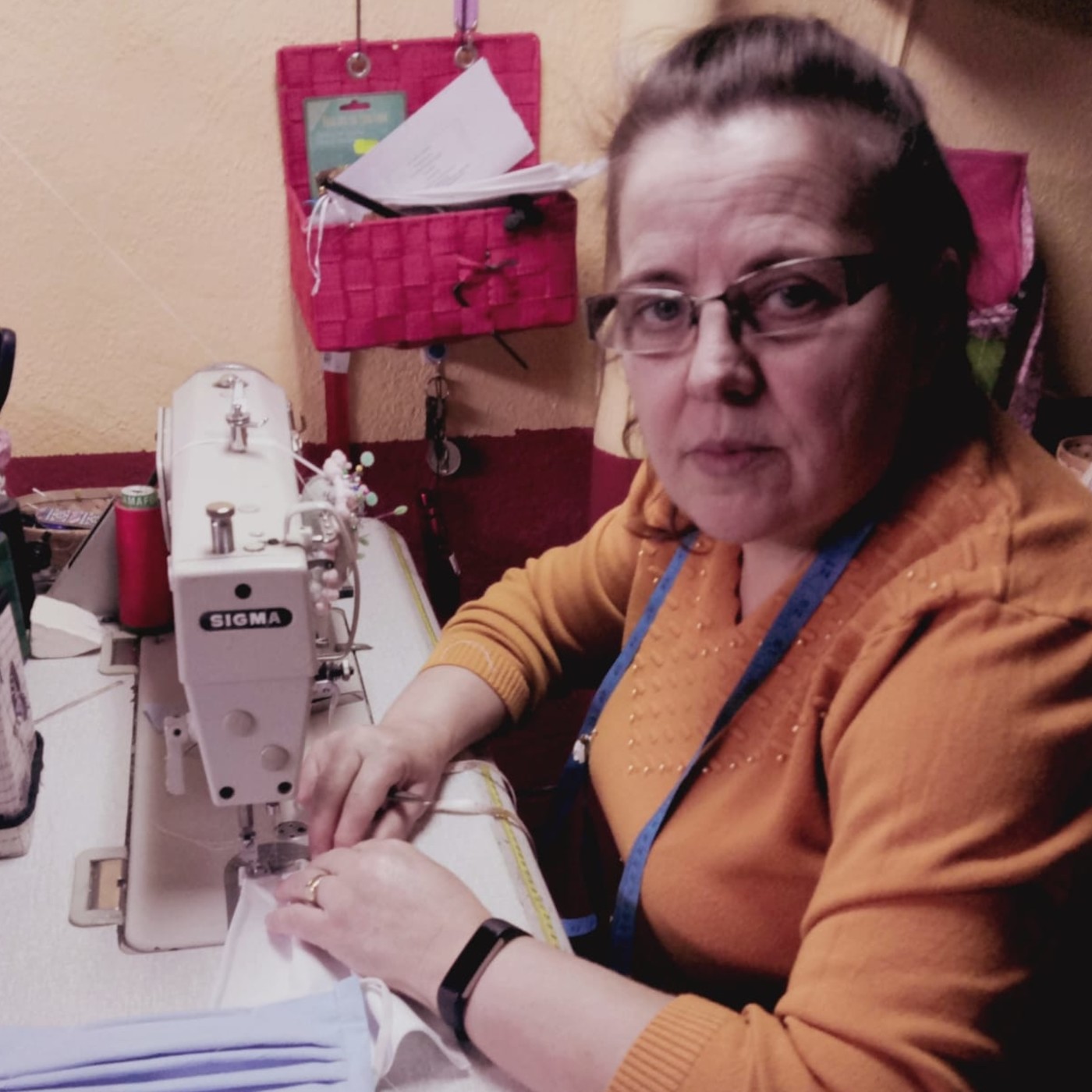 En Chilluevar Isabel Gómez confecciona mascarillas de tela