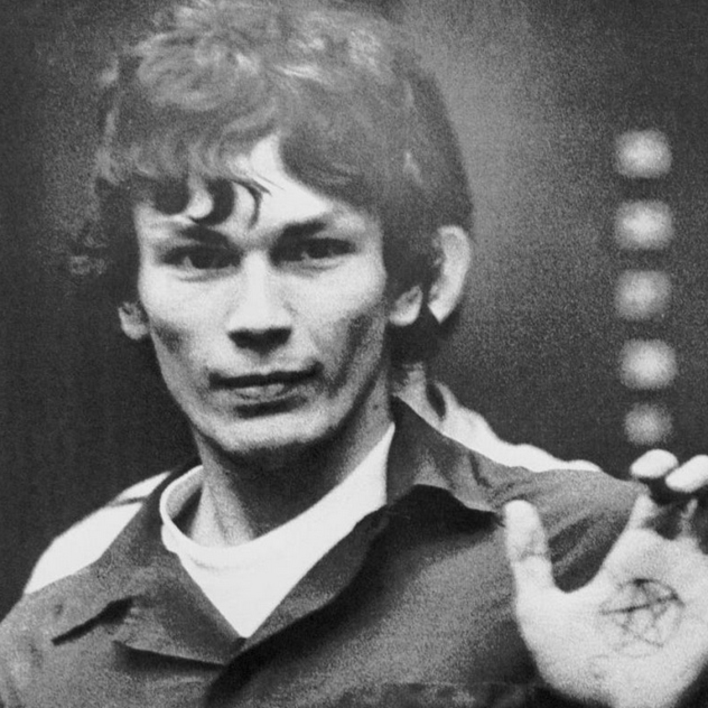 Misterios y escándalos: Asesinos en serie de la década de 1980 · Jóvenes famosos y criminales