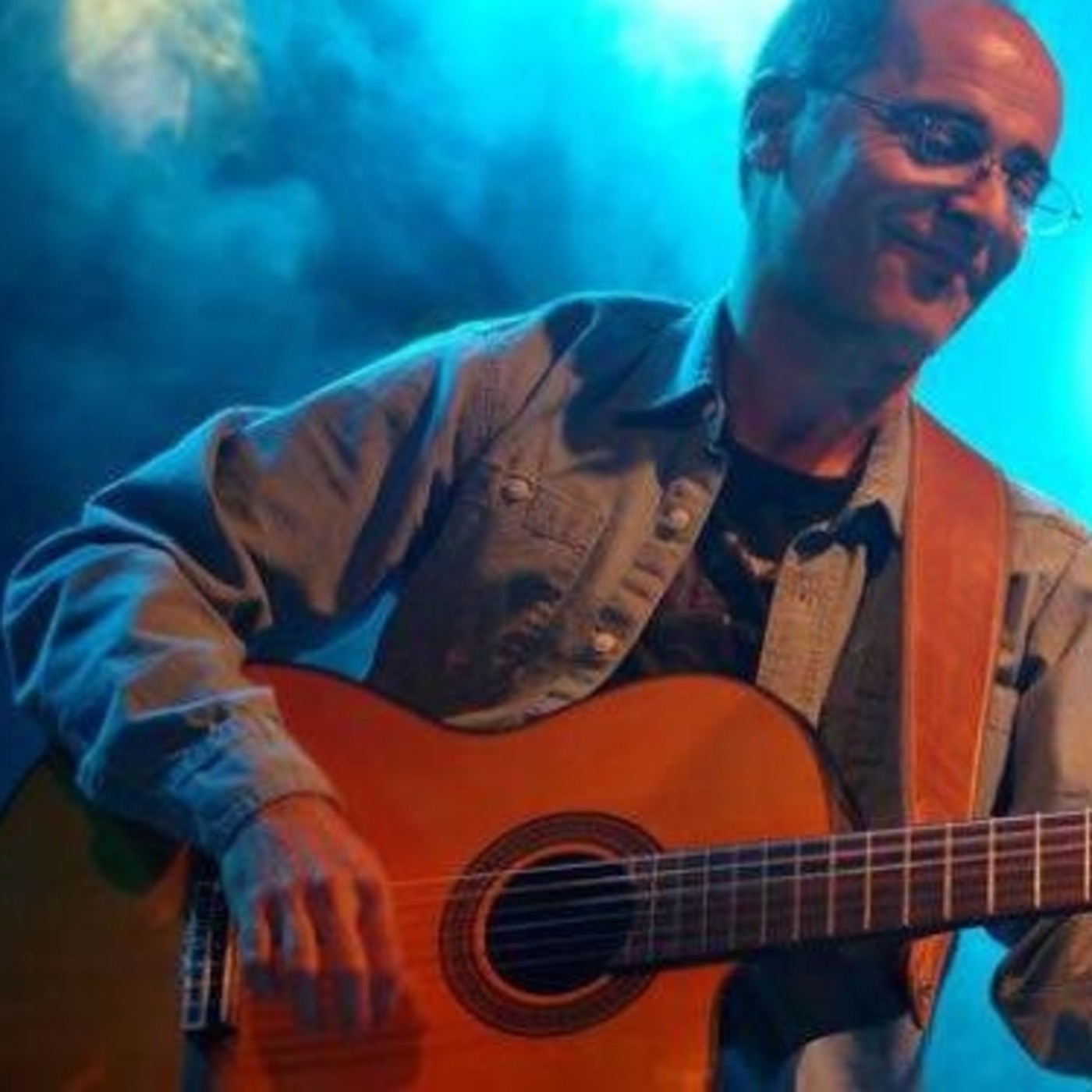Viejo con árbol