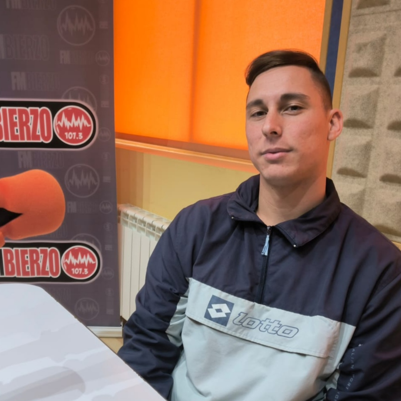 Fran Fernández estuvo en la Revuelta, con David Broncano y le regaló un botillo y lo invitó al Festival de Bembibre