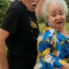 ¡Cachan a seis abuelitos teniendo sexo en un bosque!