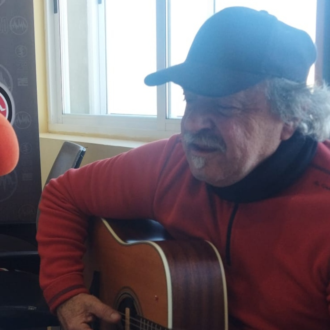 El poeta y cantautor, Carlos Attadía presenta nuevas canciones y en directo. episode artwork