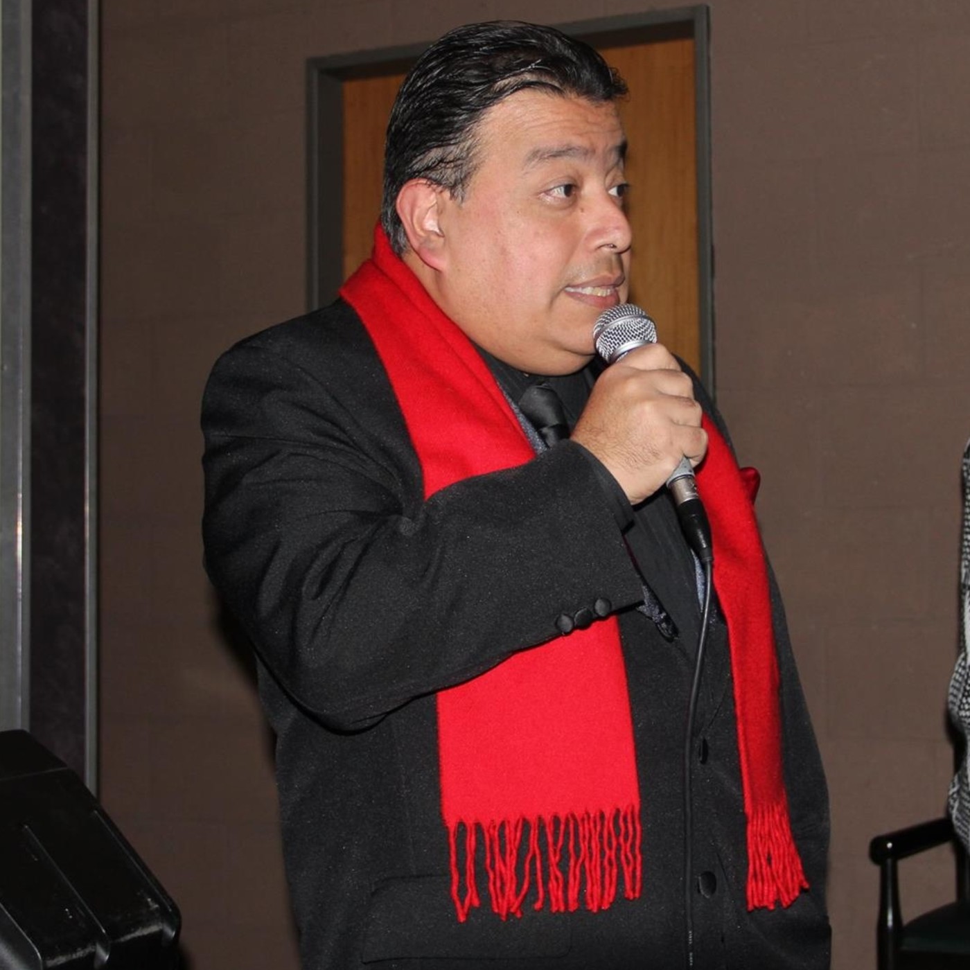 Guillermo Albarado canta